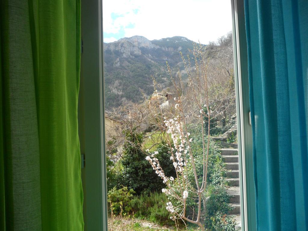 Chambres D'Hotes Casa Sylvana Saint-Dalmas-de-Tende Rum bild